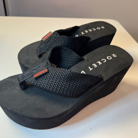 Rocket Dog Crush Wedge Flip Flops Black size 8 - Picture 2 of 4